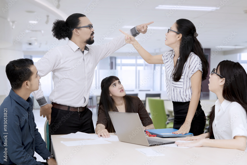 Φωτογραφία Business people pointing at each other having an argument in a group meeting