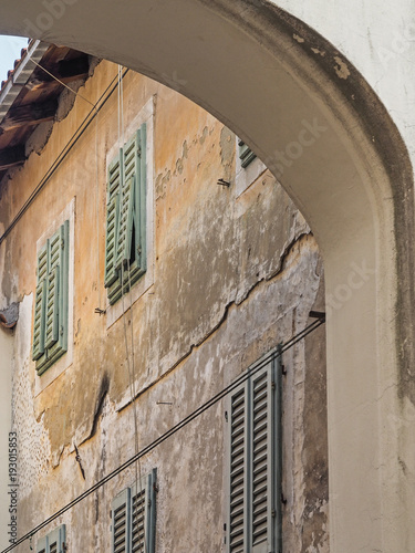 Alte Geb  ude in der Altstadt von Lovran  Kroatien