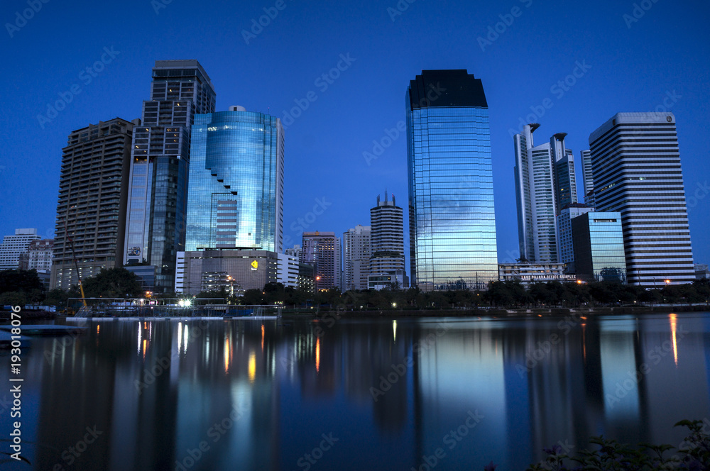 Une réflexion des bâtiments sur un lac dans le centre de Bangkok

