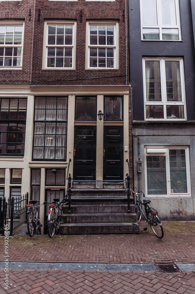 antiguo edificio de madera en Amsterdam 