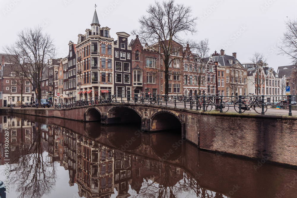 canales de Amsterdam con bicicletas