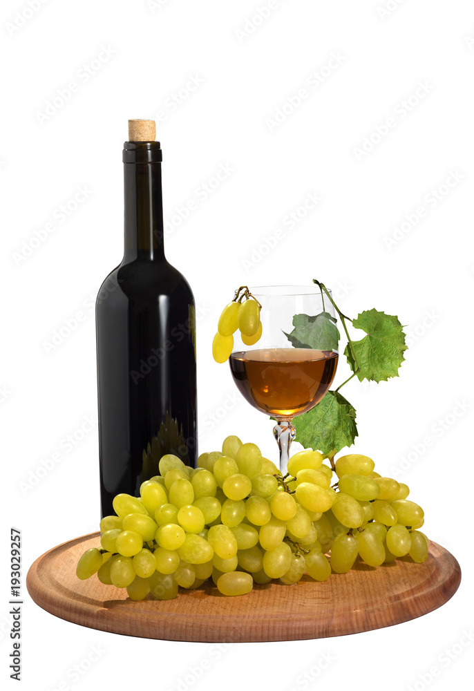 Obraz premium Ripe grapes with a glass of grape juice and a bottle on the isolate.