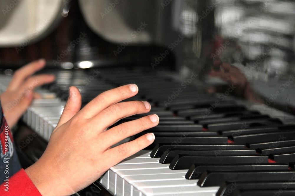 Obraz premium Child hands playing piano