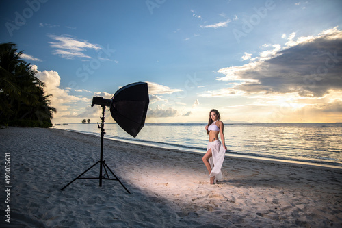 photoshooting am strand mit equipment und  funkblitzkopf photo