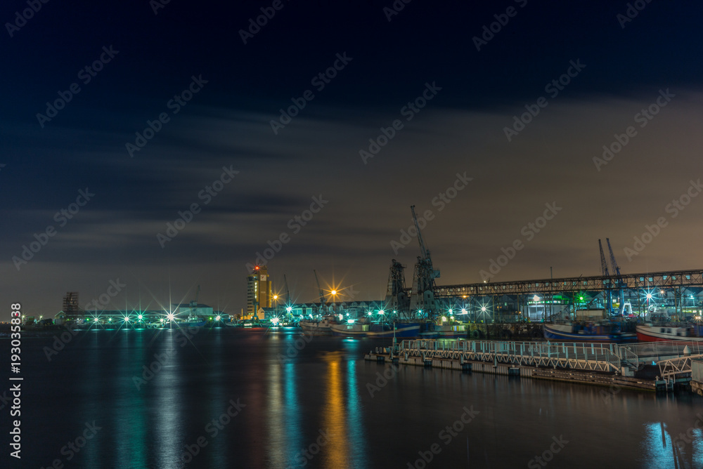 Fototapeta premium View of the seafront of Cape Town at night