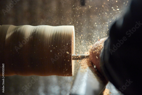 Fotografie A man in the Studio hones wood blanks on a woodworking machine