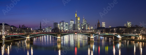 Zentrum von Frankfurt am Main am Abend vom Main aus gesehen