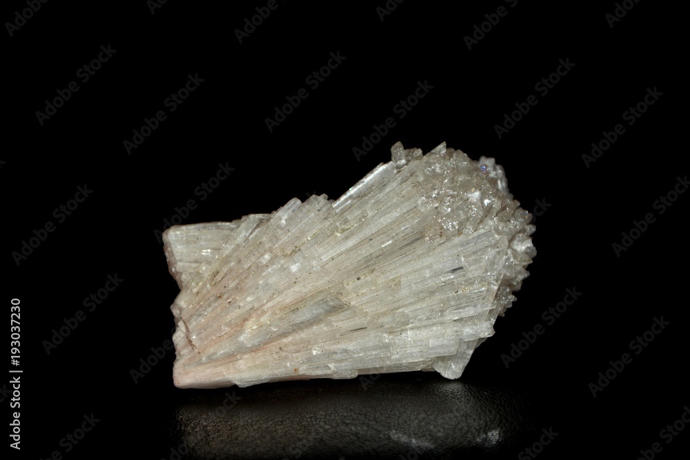 Weißer Mineralien Quarz Stein auf schwarzem Hintergrund Weißer Mineralien Quarz Stein auf schwarzem Hintergrund