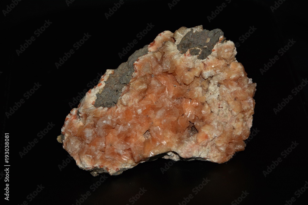 Orangener Mineralien Stein auf schwarzem Hintergrund Orangener Mineralien Stein auf schwarzem Hintergrund