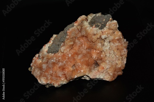 Orangener Mineralien Stein auf schwarzem Hintergrund