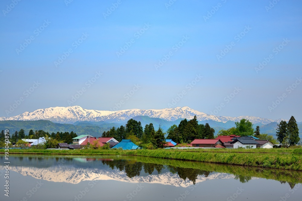 残雪の山脈と田園風景 残雪の山脈と田園風景