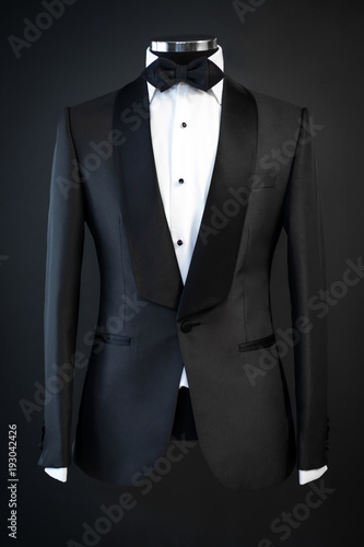Canvas Print Tailored suit, tuxedo isolated on black background on mannequin