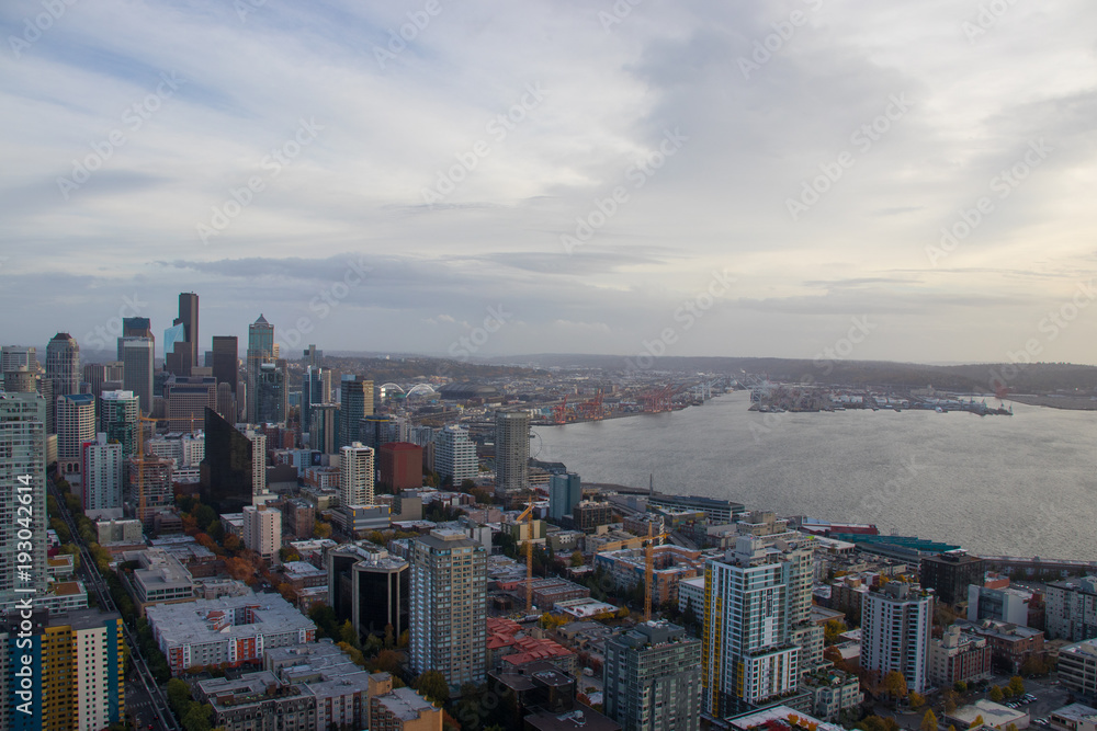 The skyline of Seattle on a cloudy day