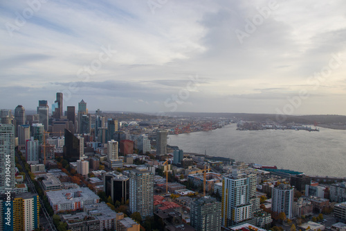 The skyline of Seattle on a cloudy day