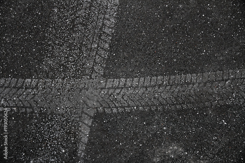 Auto Reifenprofil-Spur in Asphalt eingedrückt mit Rollsplit