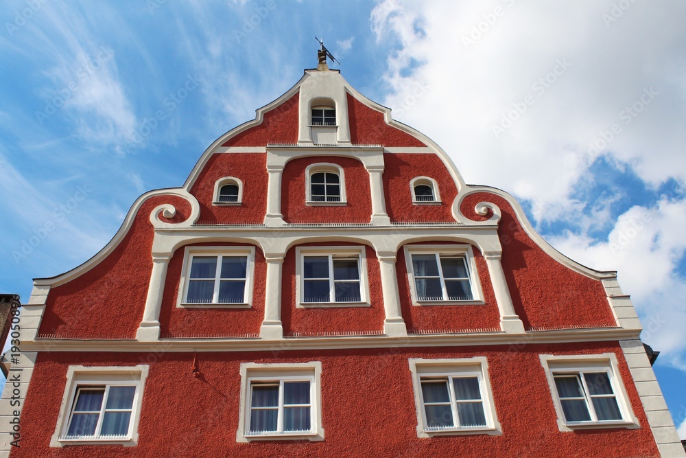 Mittelalterliches, rotes Haus im historischen Zentrum von Memmingen, Allgäu