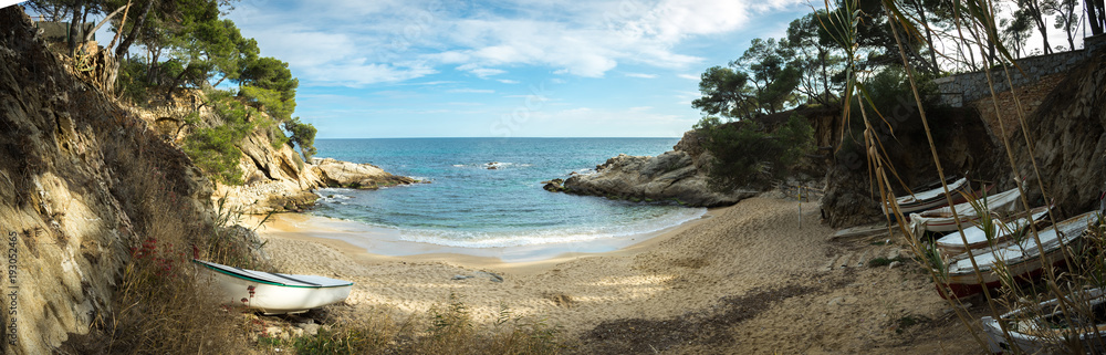 panorama d'une petite crique paradisiaque avec des bateaux entreposés