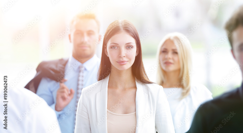 Obraz premium confident business woman among his colleagues