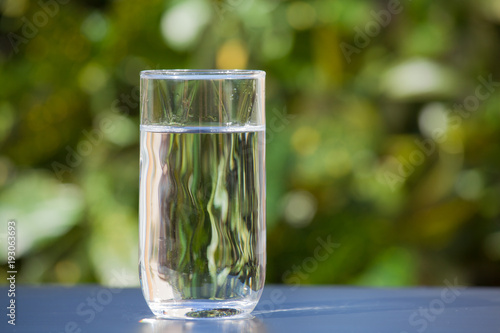 コップ一杯の水
