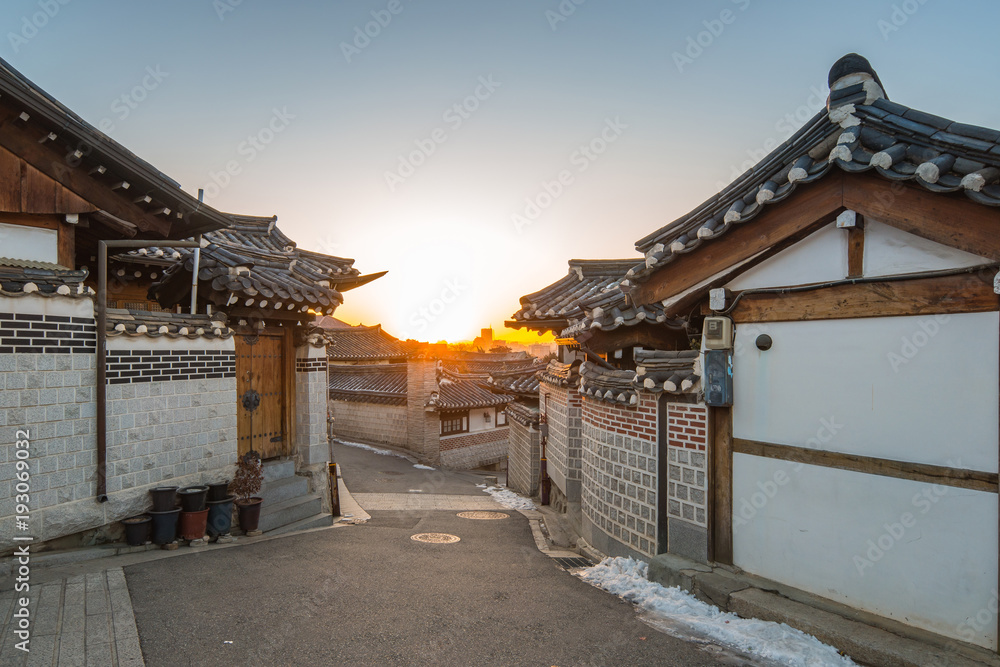 Naklejka premium Wschód słońca o poranku z widokiem na wioskę Bukchon Hanok w Seo