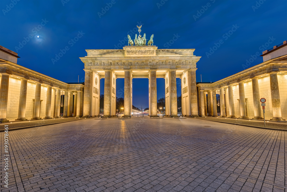 Obraz premium The famous Brandenburg Gate in Berlin illuminated at dawn