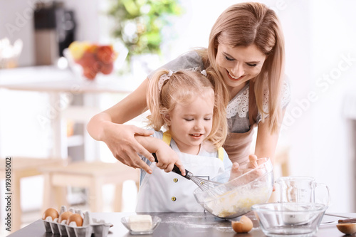 Mother and daughter prepari...