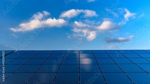 Solaranlage vor blauem Himmel mit Wolken