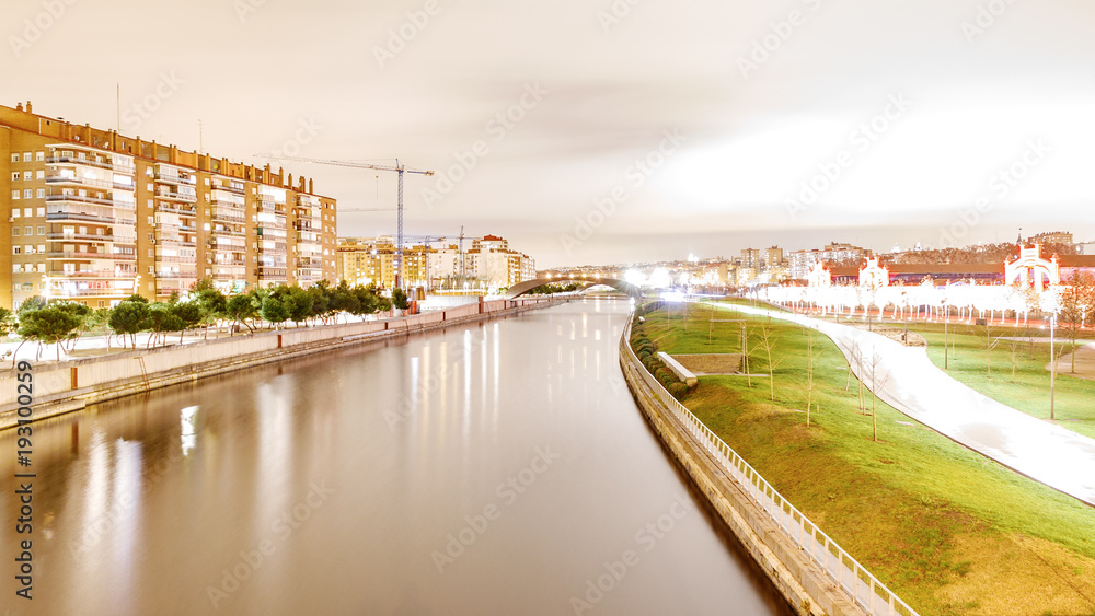 Obraz premium Madrid Manzanares river by night