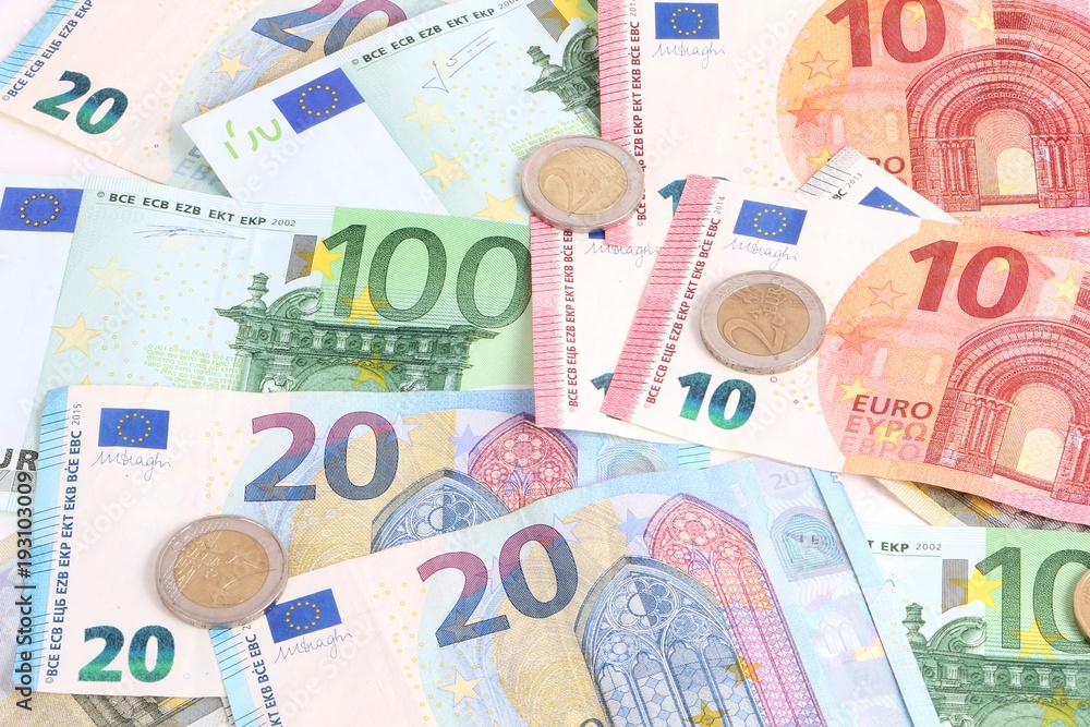 verschiedene Euros liegen im Studio auf einem Haufen verschiedene Euros liegen im Studio auf einem Haufen