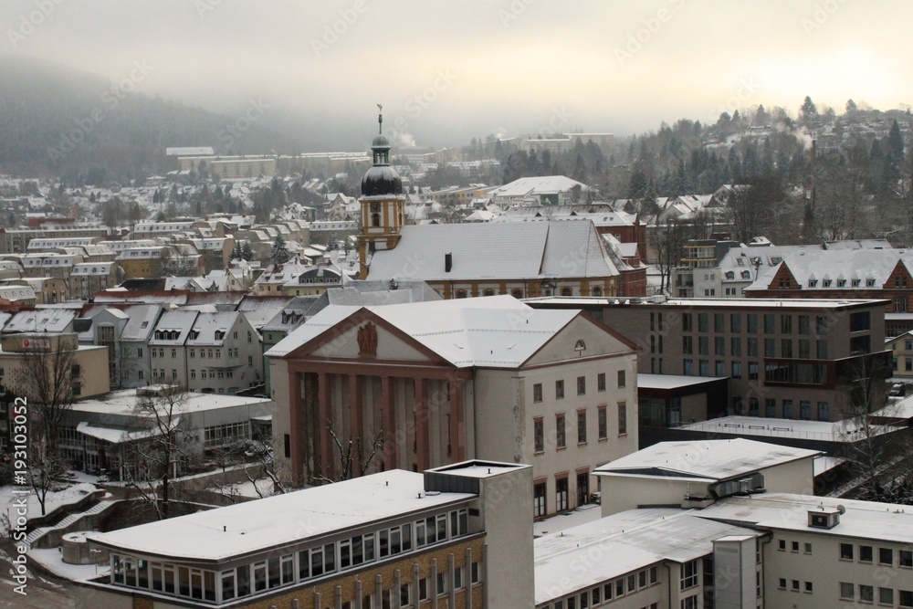Fototapeta premium Blick auf das winterliche Suhl mit Kulturhaus und Kreuzkirche