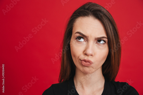 Schilderij op canvas Close up photo of caucasian dissatisfied woman in black t-shirt looking upward w