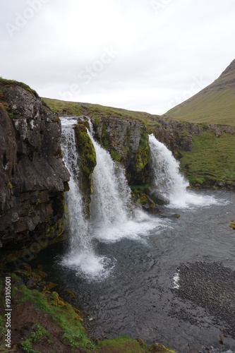 Fototapeta Naklejka Na Ścianę i Meble -  アイスランド共和国、スナイフェルス半島の滝