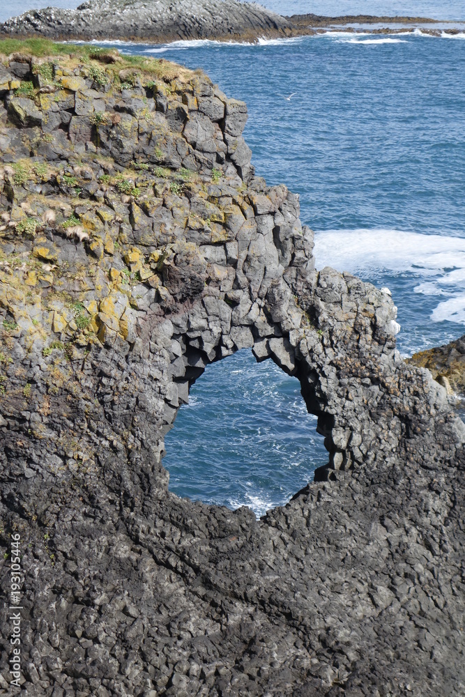 アイスランド共和国スナイフェルス半島の海岸の奇岩風景