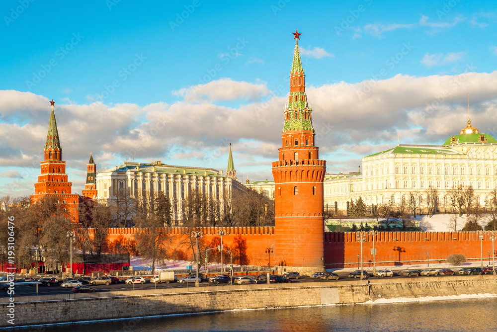 Fototapeta premium Sunset over the Moscow Kremlin and river in Russia