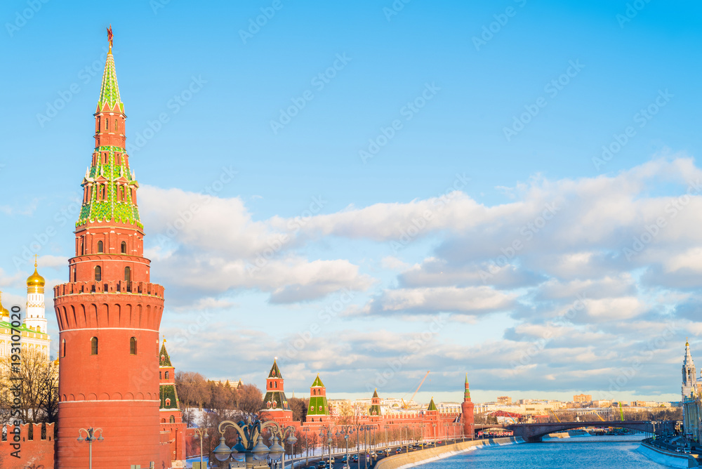 Fototapeta premium Sunset over the Moscow Kremlin and river in Russia