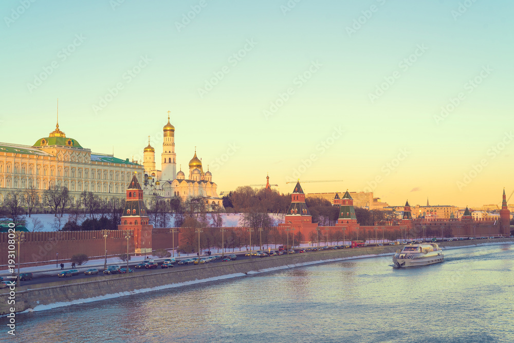 Fototapeta premium Sunset over the Moscow Kremlin and river in Russia