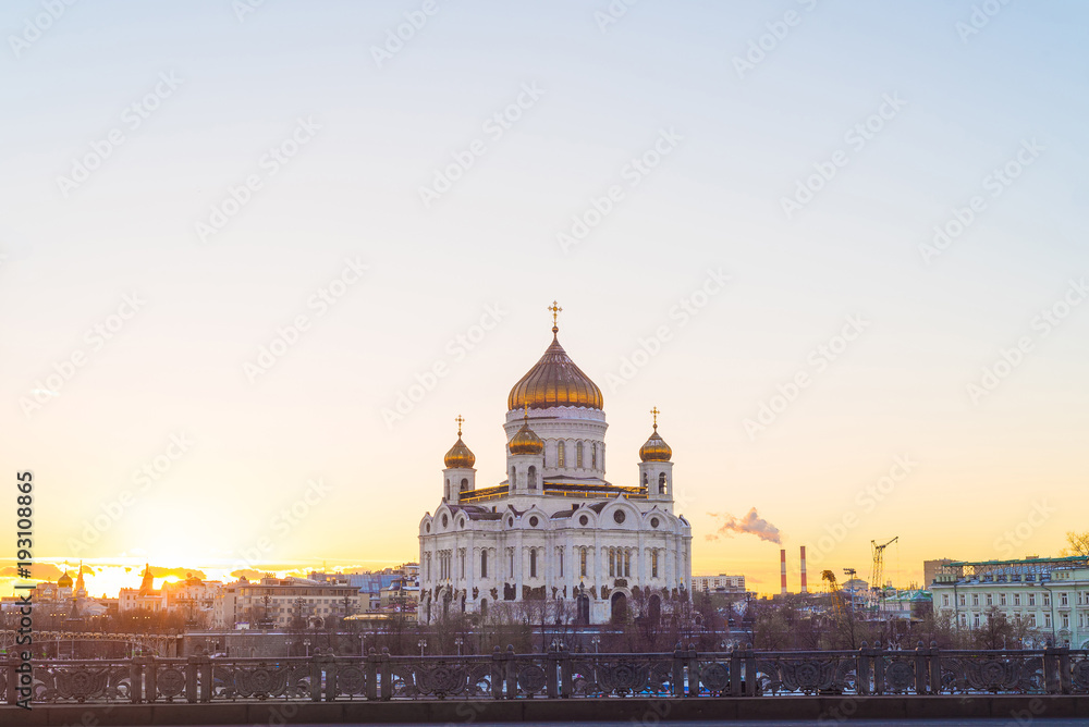 Obraz premium Sunset over the Moscow River And Orthodox Cathedral of Christ the Saviour in Russia