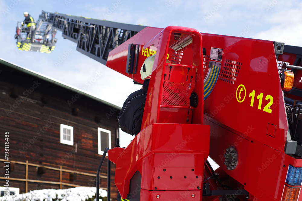 Obraz premium Einsatzwagen der Feuerwehr, Drehleiter