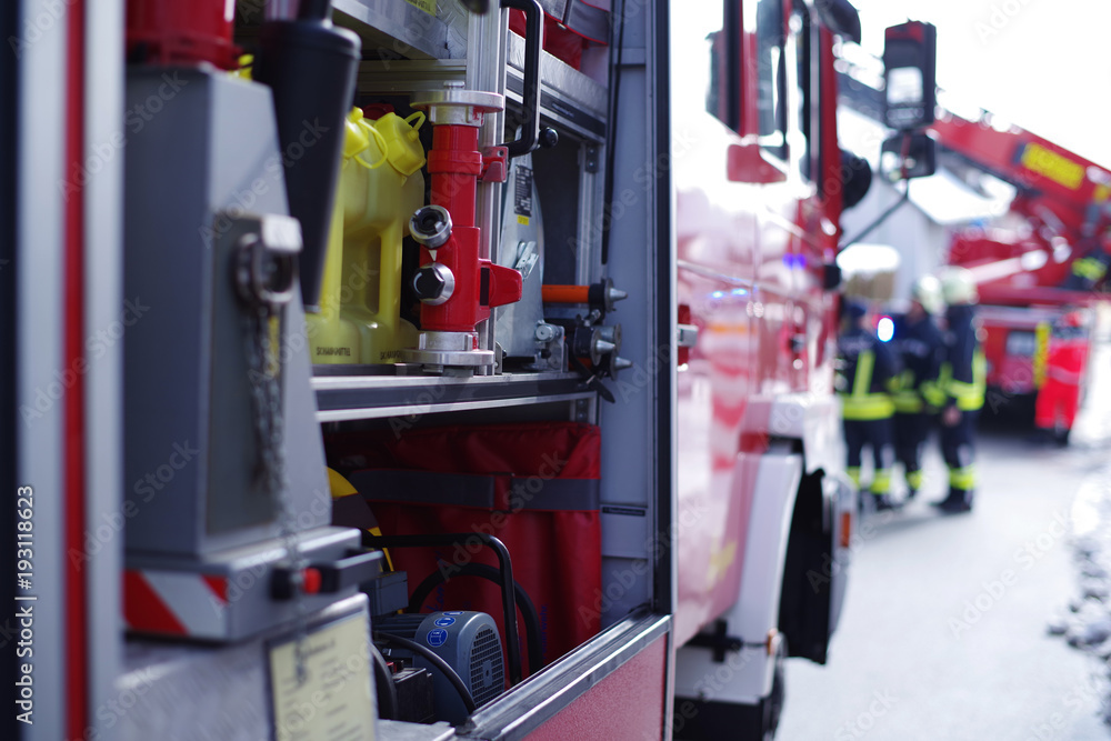 Fototapeta premium Feuerwehreinsatz, Feuerwehrmänner