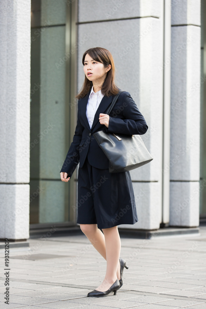 新社会人・スーツ姿の若い女性 新社会人・スーツ姿の若い女性