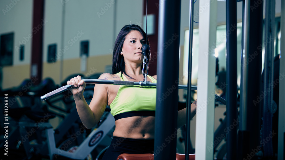 Allenamento braccia in palestra ragazza con fisico Allenamento braccia in palestra ragazza con fisico