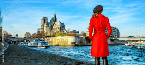 Canvas Print woman standing on embankment near Notre Dame de Paris