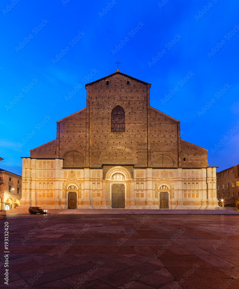 Fototapeta premium Bologna Basilica of San Petronio at dusk
