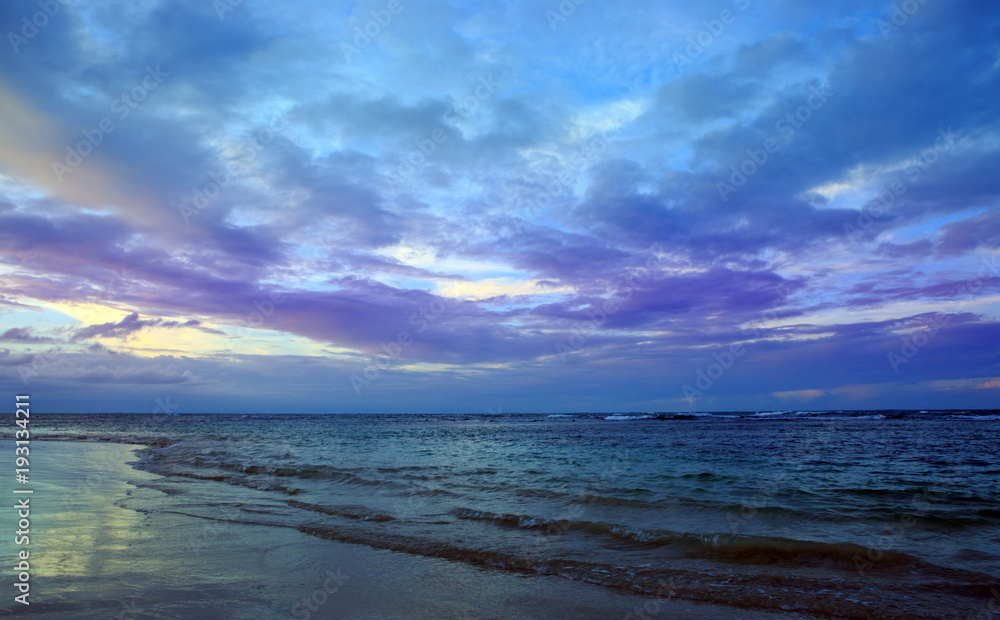 Fototapeta premium Caribbean sunset on tropical beach.