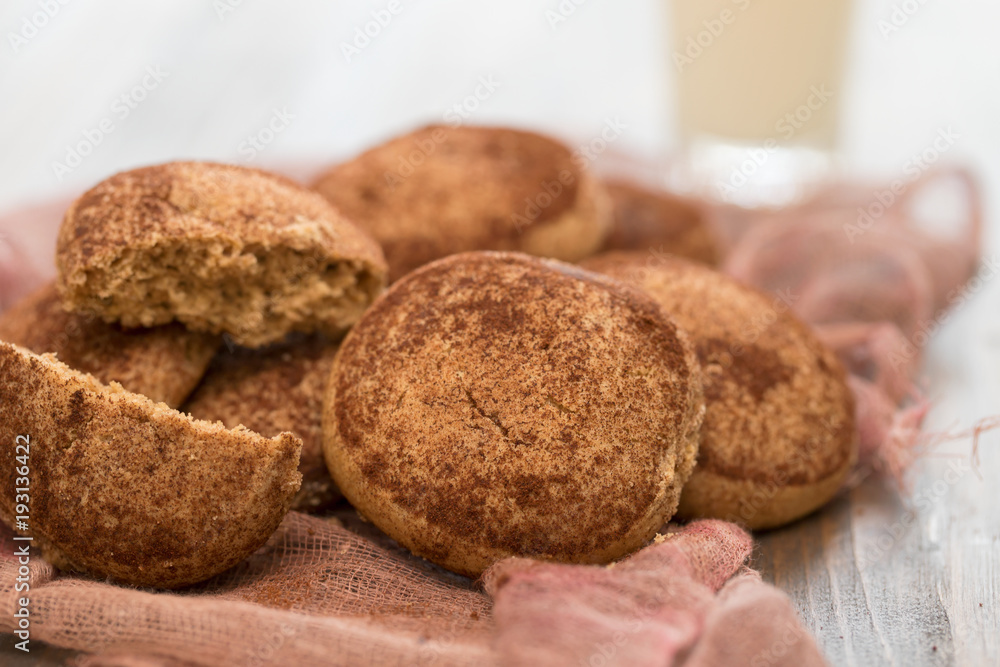 Fototapeta premium cinnamon cookies on white plate
