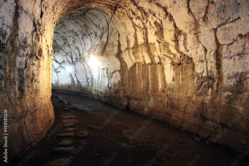 Düsterer Tunnel aus Stein