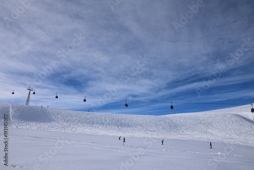 Télécabines et skieurs à Lenk dans l'Oberland bernois en Suisse