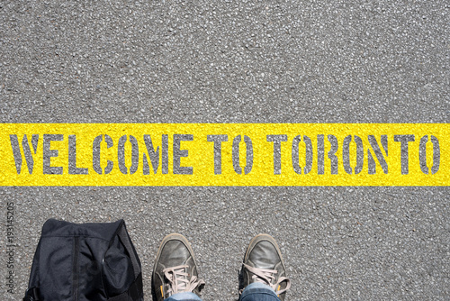 Ein Mann mit der Tasche und eine Begrüßung in Toronto
