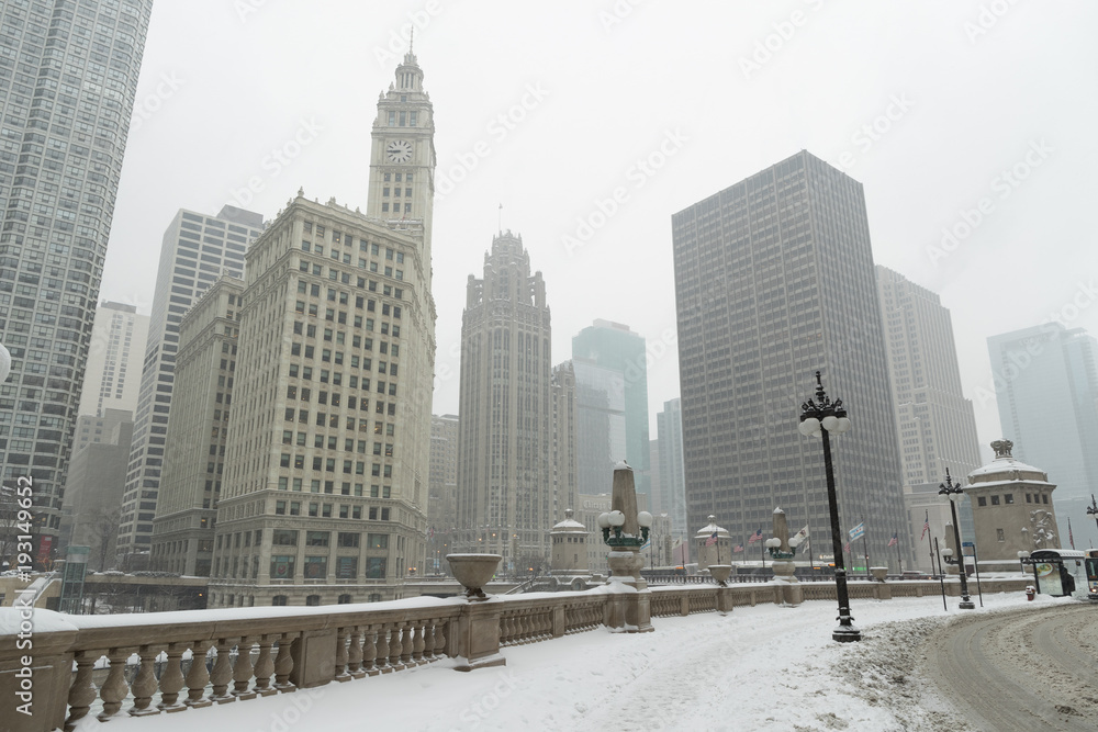 Obraz premium Chicago downtown buildings in winter snow