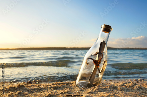 Flaschenpost im Sand